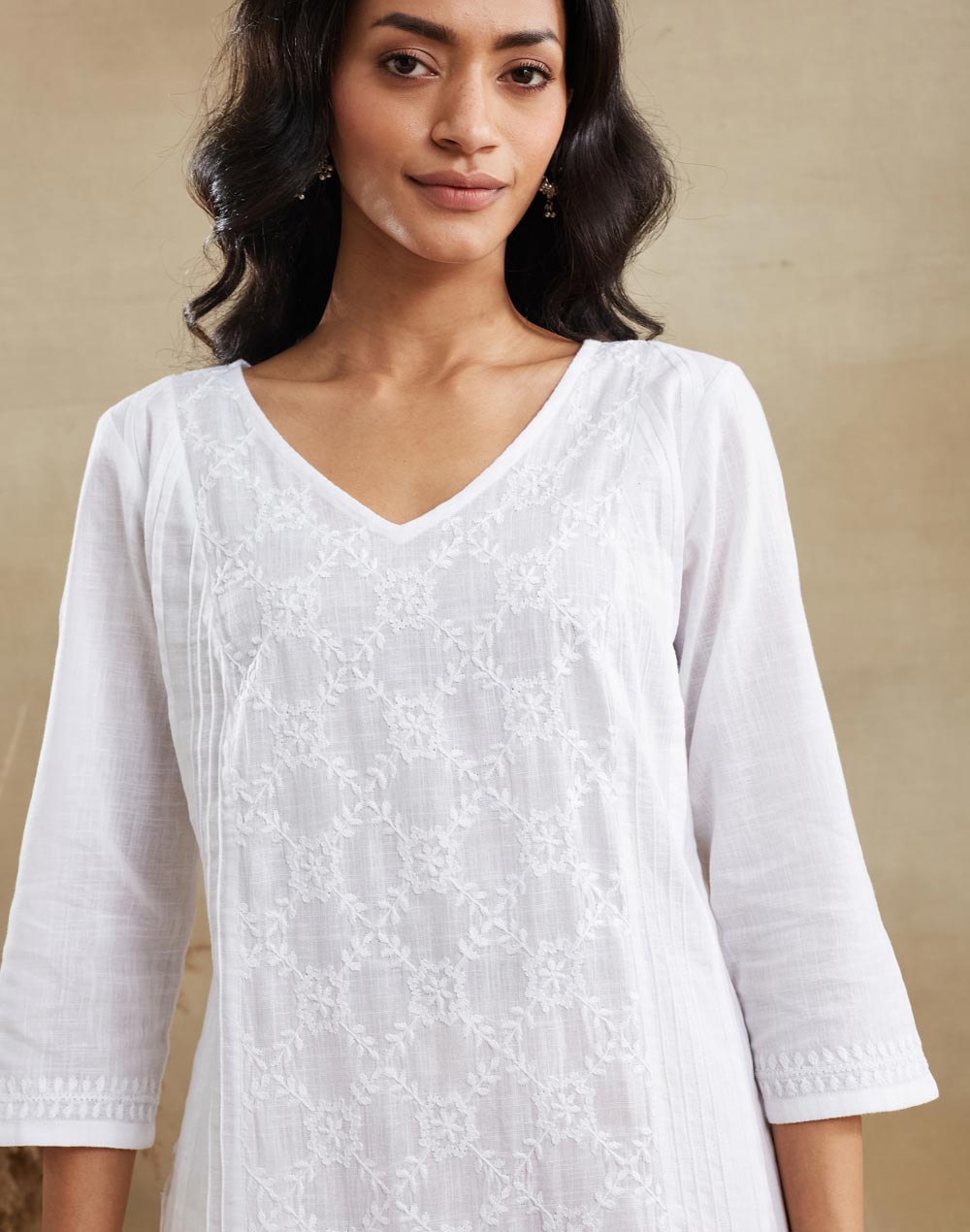White Cotton Chikankari Slim Fit Knee Length Kurta