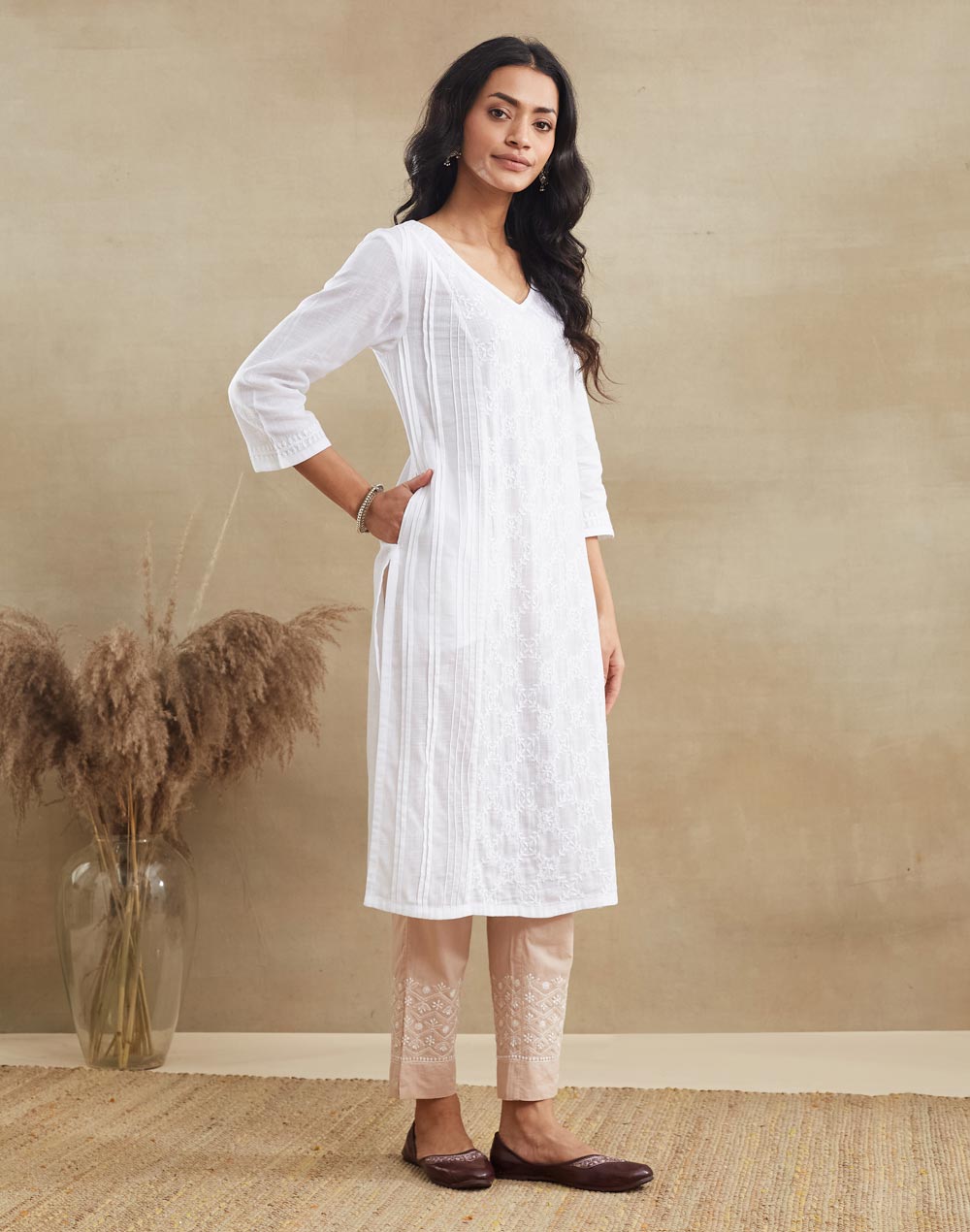 White Cotton Chikankari Slim Fit Knee Length Kurta